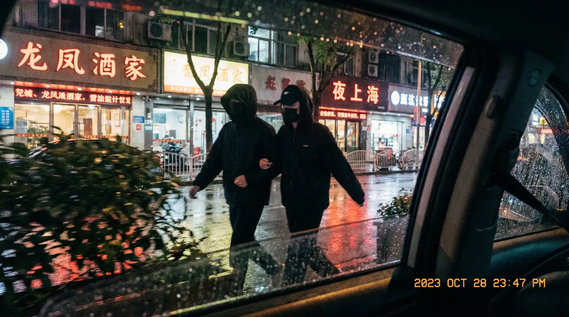 华体育平台 - 顶流明星深夜密会现场抓拍照片